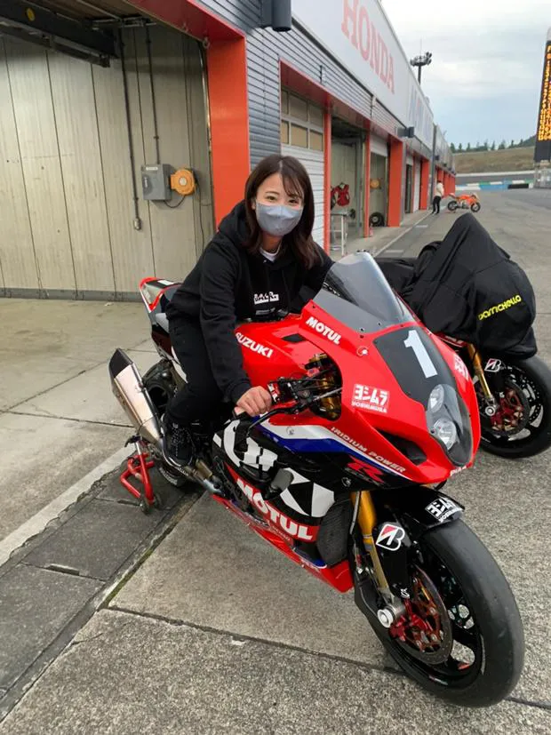 赤いバイクにまたがる平嶋夏海