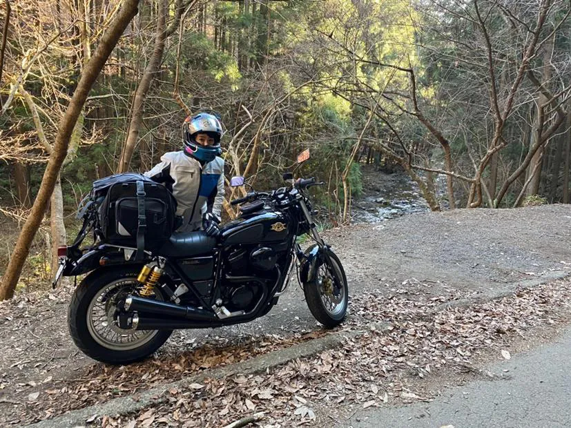 山道をバイクで訪れる平嶋夏海