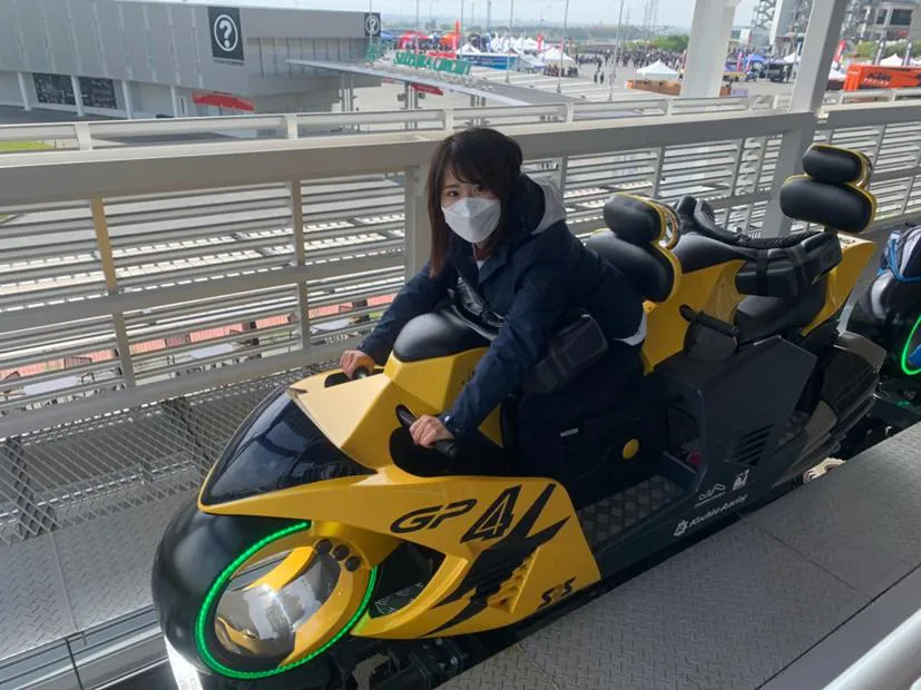 黄色のバイクに乗る平嶋夏海