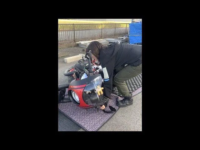 倒れたバイクを起こす平嶋夏海