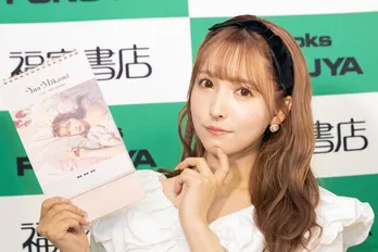 三上悠亜「女性の方にも選んでいただける」ガーリーな魅力が詰まったカレンダー発売