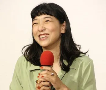安藤サクラ、“ひとりだけ顔も反抗的”な23年前の家族写真に「面影ある!」「家族みなさまおしゃれ」