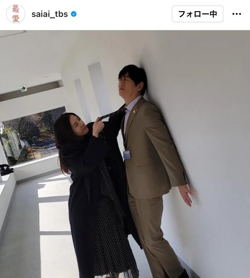 吉高由里子＆井浦新が絶妙な表情で“壁ドン”