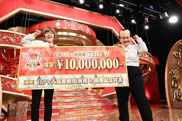 “五代目女王”のオダウエダ、賞金1000万円のボードを手にガッツポーズ！