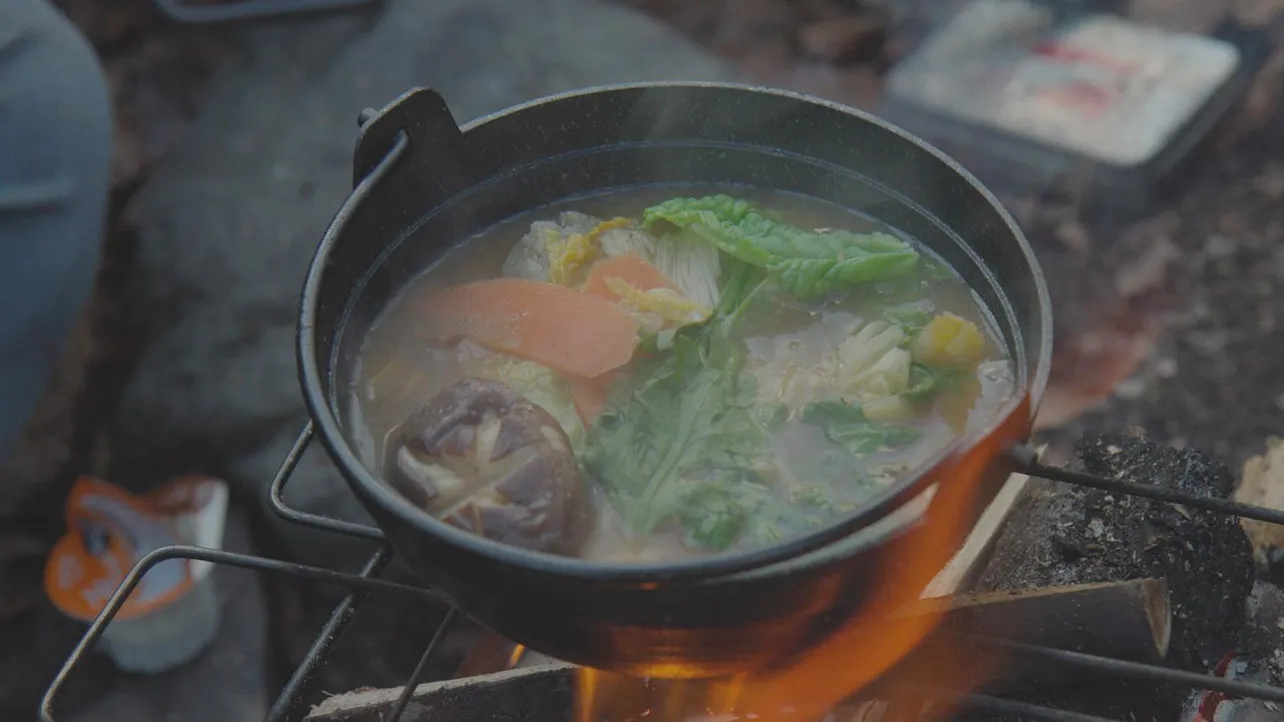 【写真を見る】ヒロシが過去にキャンプで起こった事件を思い出しながら、鍋料理を作る