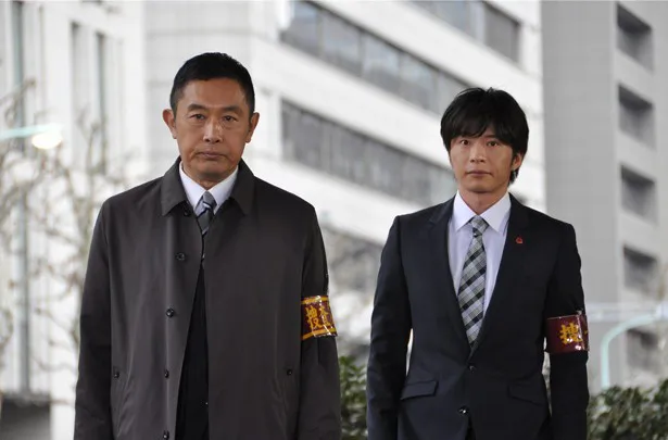 大岩純一(内藤剛志)と捜査を行う刑部公平(田中圭)(写真左から)