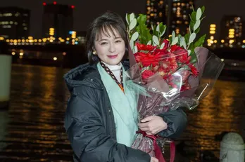 <顔だけ先生>貫地谷しほり、クランクアップに涙であいさつ「こんなに離れがたい現場になるとは」