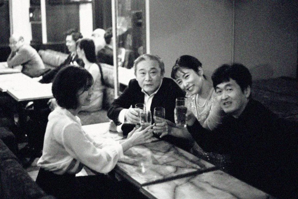 昭和40年頃の「ドイド」の店内の様子（右から2人目がすず子）。彼女に魅了される人々は時代に関係なくここへ集まる