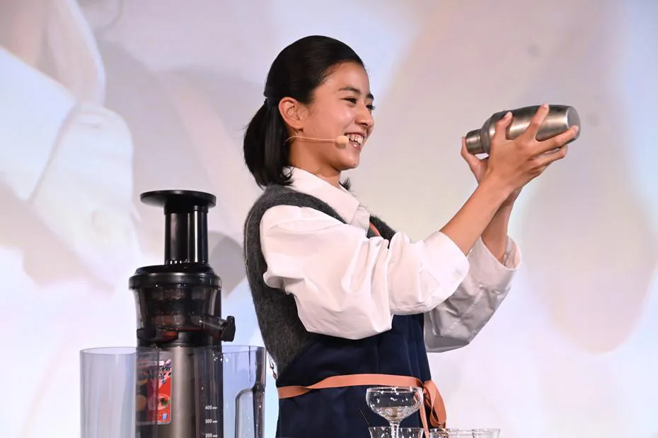 【写真】バーテンダーみたい…!シェイカーを振る黒島結菜