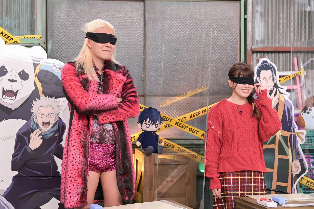 【写真を見る】五条悟のようなアイマスクを装着するAKB48・岡部麟とZAZY