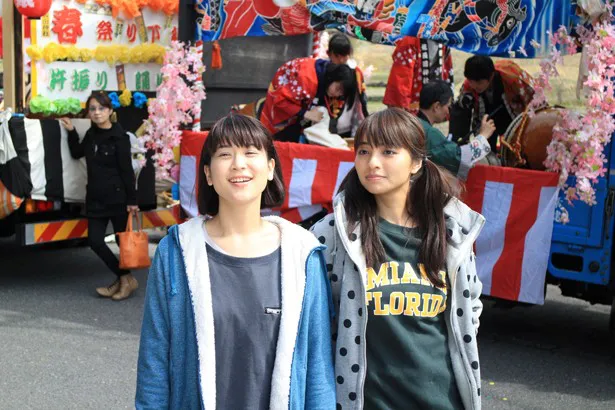 「岐阜にイジュー！」で主演を務める柳英里紗と水崎綾女(左から)