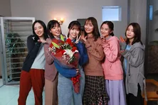 花束を抱えた西野七瀬、内田理央、堀田真由、中村ゆりか、石井杏奈、森田望智らとのクランクアップショットを公開 「いつまでも見続けられる美女揃いの1枚」＜言霊荘＞