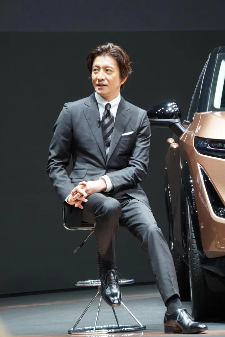 【写真を見る】スーツ姿で新CMについて語る木村拓哉