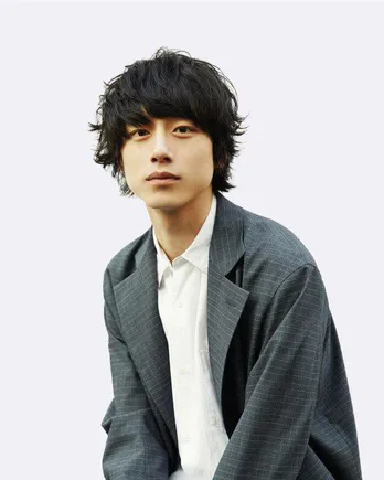 甘えるような瞳にキュン…! 坂口健太郎の“あざとい”パジャマ姿に「これは反則でしょ」「可愛いの渋滞」と反響<ハンオシ>