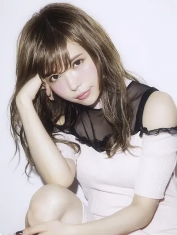 益若つばさ、雪のように真っ白な“陶器肌”あらわ…! タンクトップ姿に「壁と同化しそうなくらい白い」「儚くて綺麗」の声