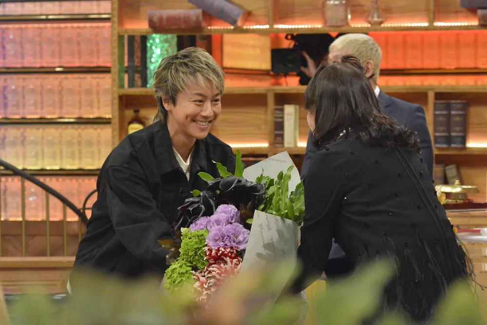 【写真を見る】TAKAHIRO、満面の笑みで花束を贈る
