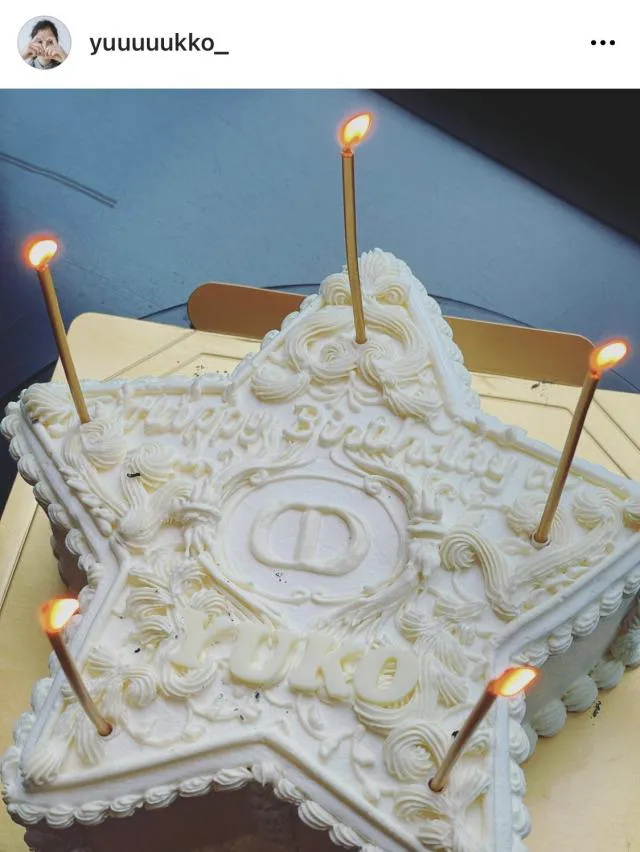 新木優子が公開した、Diorからの真っ白な星形バースデーケーキ