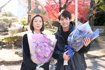 江口のりこ&赤楚衛二、そろってクランクアップ!主演の江口は「本当に皆さんのおかげ」と感謝<SUPER RICH>