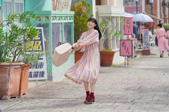 深津絵里“るい”が大阪へ…！“勇”と笑顔でキャッチボールも＜明日のカムカム＞