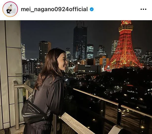 “PRADA”の三角バックを掛け、東京タワーを望む夜景を眺める永野芽郁