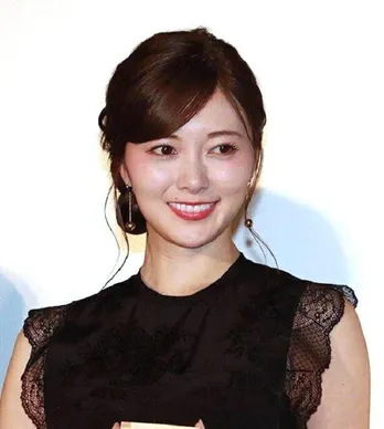 白石麻衣、ぬいぐるみに“ムギュッ”とされるSHOTにファン悶絶「かわいいが大渋滞」<ミステリと言う勿れ>