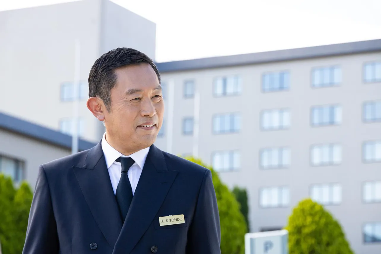 【写真を見る】ホテルの総支配人を演じる内藤剛志