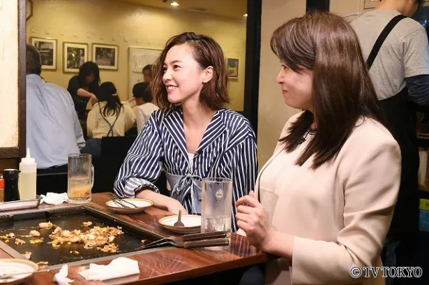 【写真を見る】浅見は「楽しかったし、食べ物もすごくおいしかったです！」と笑顔