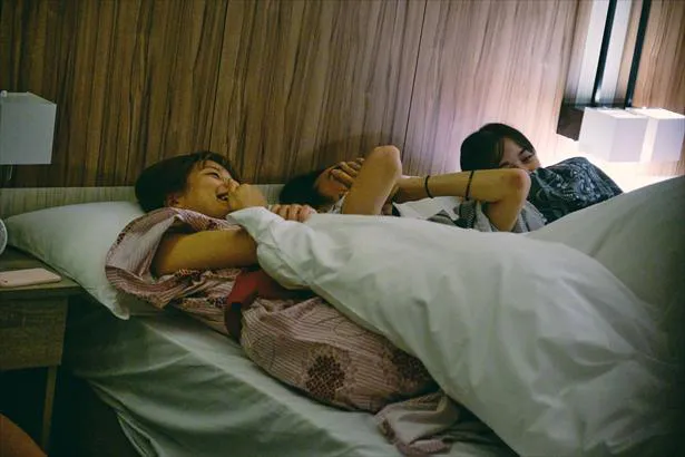 【写真を見る】密着度がすごい…！一つのベッドに3人で入ったかやの・たくま・ナナ