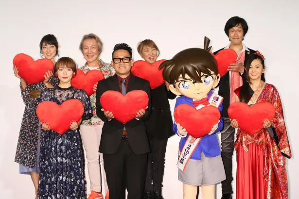 倉木麻衣(前列右端)が映画「名探偵コナン　から紅の恋歌(ラブレター)」の舞台あいさつに登場