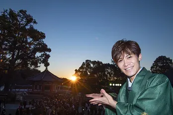 新浜レオン、“原点”成田山新勝寺で2022年の飛躍を誓う「昨年以上に多くの人たちに歌を届けたい」<新春インタビュー>