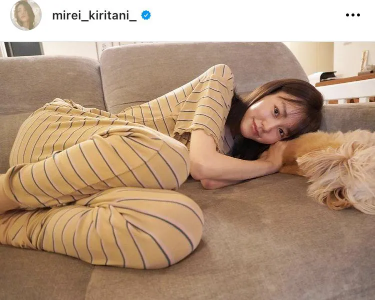 【写真を見る】“すっぴんかわいすぎ…！”桐谷美玲、自宅のソファにパジャマで横になるSHOTに反響殺到