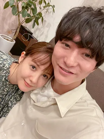 トリンドル玲奈、浅香航大との寄りそいショットを公開“今年も私たち夫婦をよろしくお願いいたします”「私たち結婚しました 2」