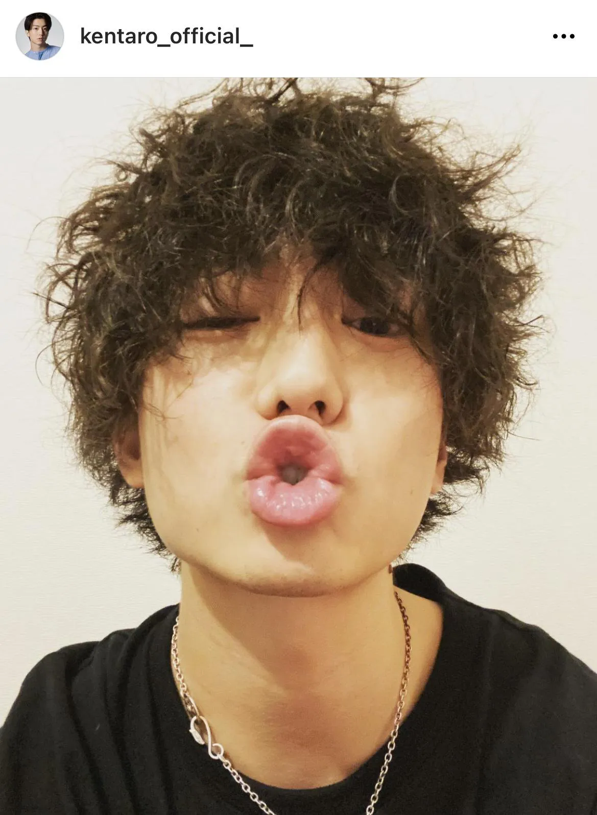 【写真を見る】こんなお茶目な姿も！“全力キス顔”の伊藤健太郎