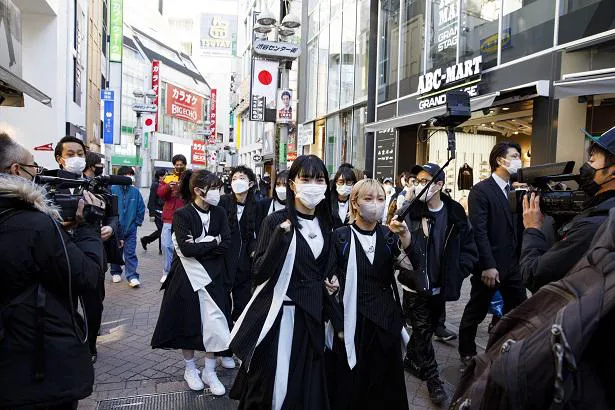 【写真を見る】「まさか歩くなんて思わなかった」渋谷をセルフカメラを持って歩くBiSH