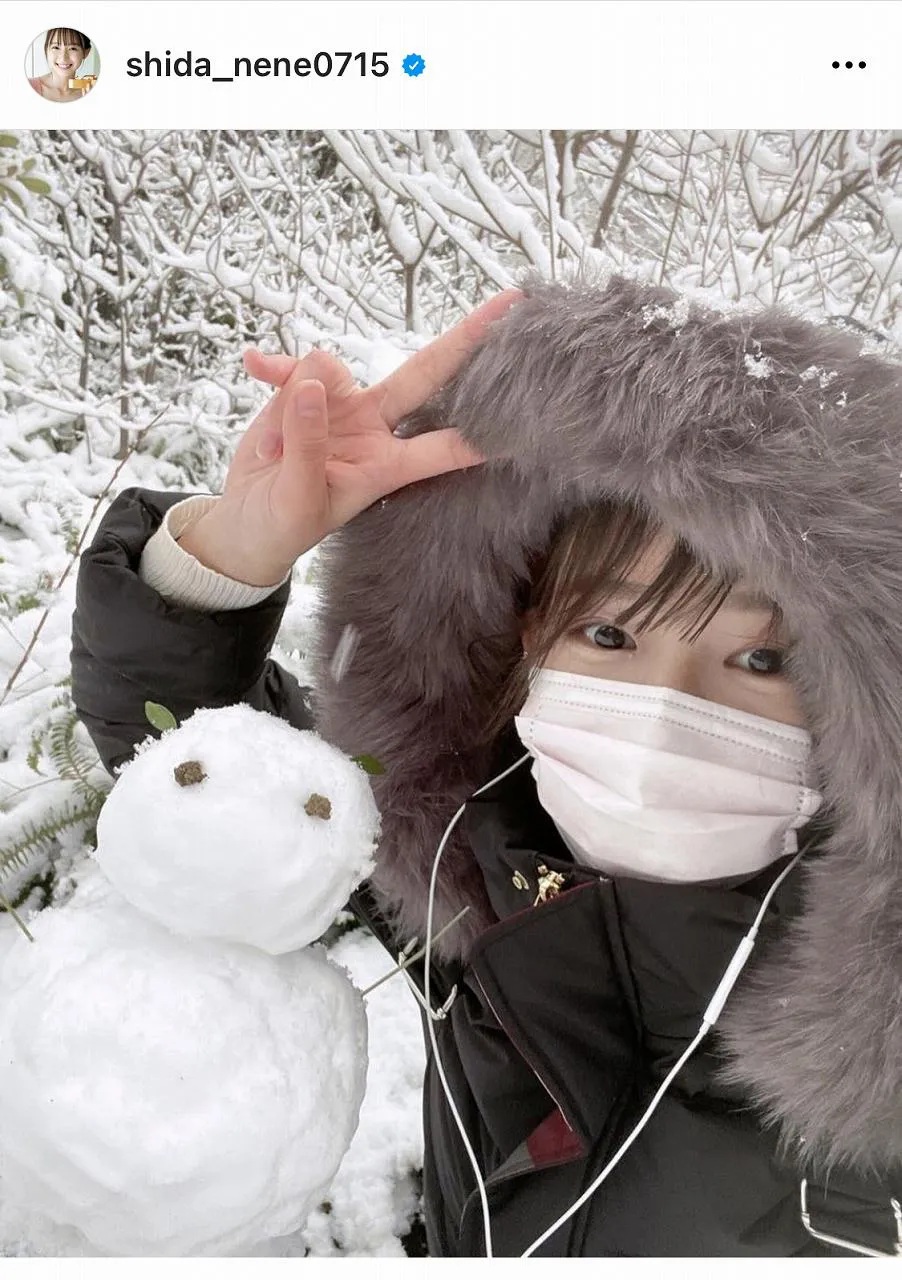 【写真を見る】無邪気な志田音々…雪だるまと一緒にピース！　