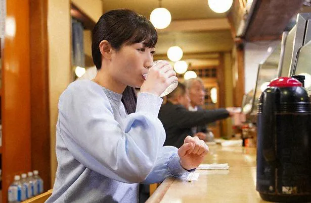 【写真を見る】「ノーライフノーサケ！」ゴクゴク音を響かせ、ワカコ(武田)は気持ちいい飲みっぷりを見せる