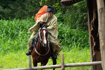 小栗旬“義時”躍動感あふれる乗馬シーンに驚きの声! 新垣結衣、小池栄子ら女優陣も光る<鎌倉殿の13人>