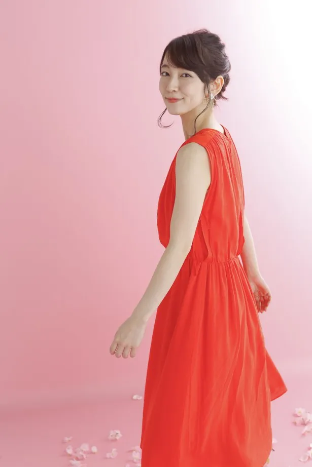 【写真を見る】赤いドレス姿でニッコリ笑う姿がキュート！