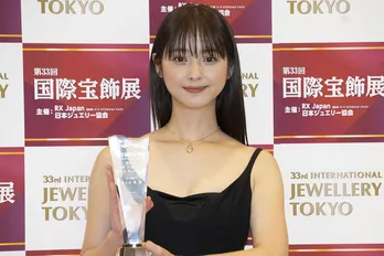 佐々木希、大胆黒ドレス姿で語るジュエリーへの思い “自分へのご褒美”でダイヤ入り指輪をオーダー