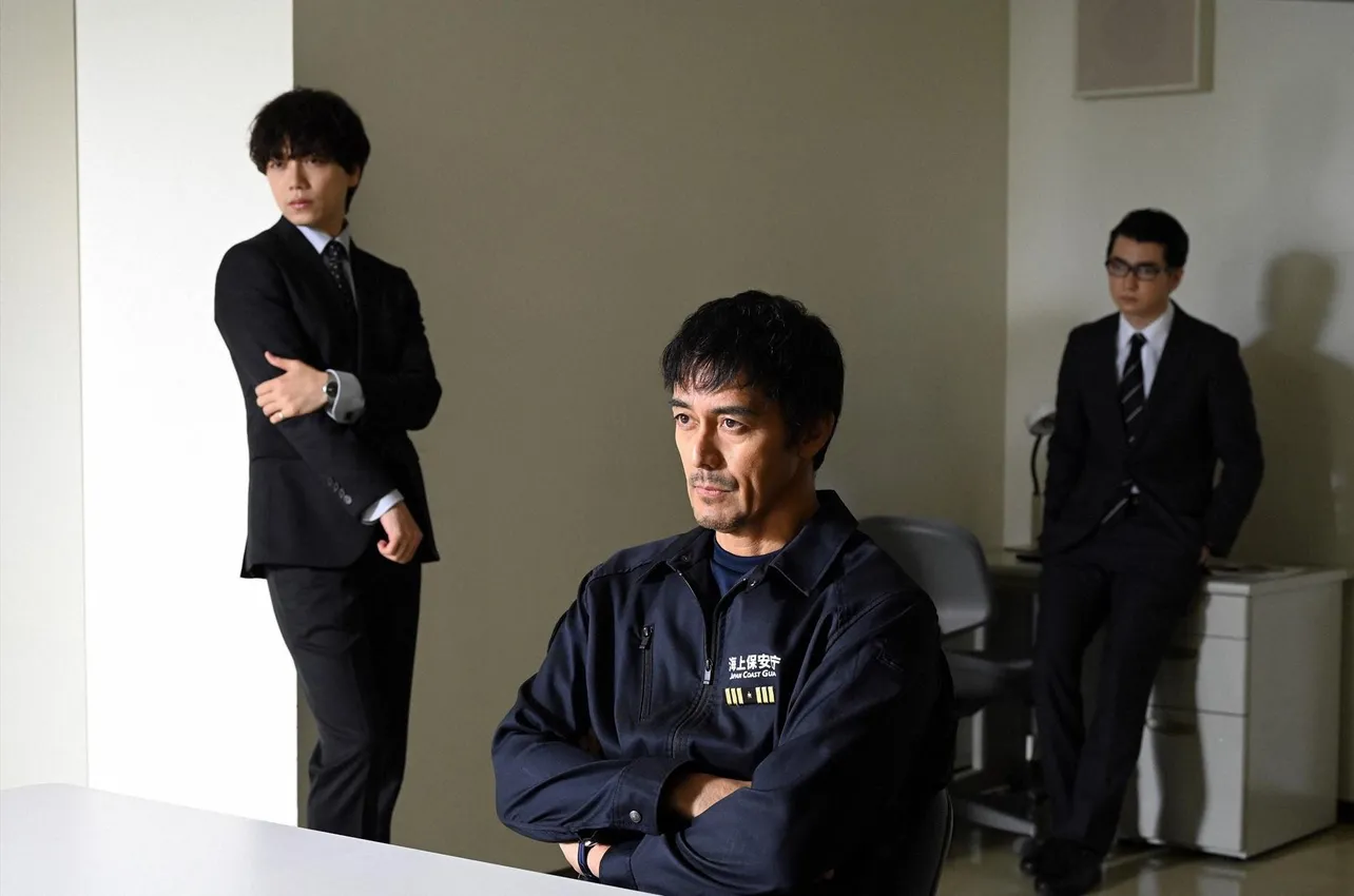 警視庁公安一課の刑事・清水を演じる山崎育三郎(左)