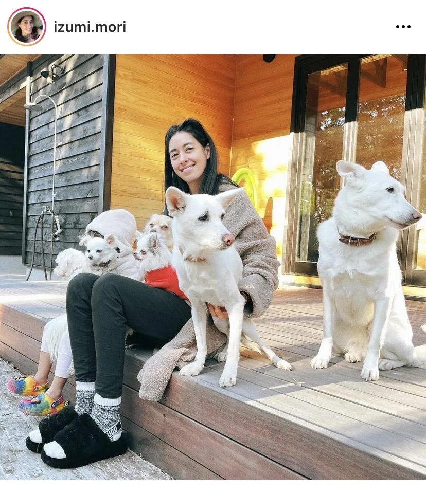 【写真を見る】愛娘と愛犬に囲まれ、幸せな表情を浮かべる森泉