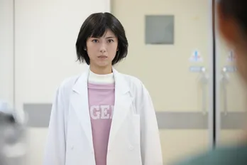 浜辺美波『ドクターホワイト』で記憶喪失だが天才的な診断能力を持つ謎の女性を演じる「ちょっとした行動に伏線が隠されていたりする」＜インタビュー＞