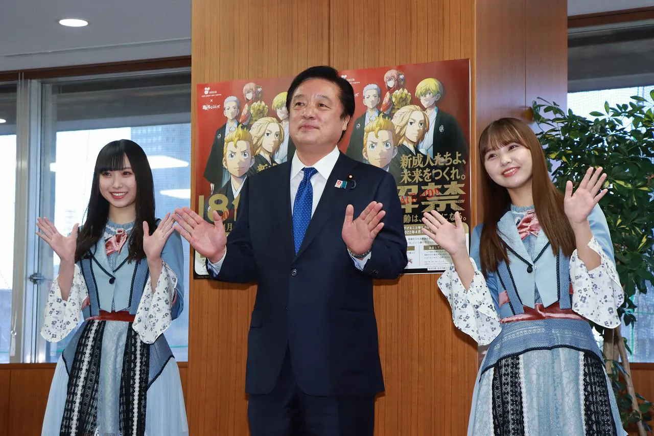 若宮健嗣大臣とNMB48の梅山恋和(左)、本郷柚巴(右)