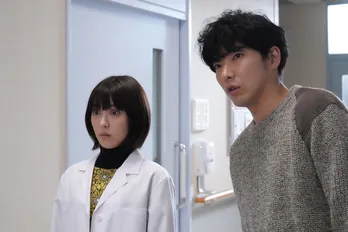 浜辺美波“白夜”が総合診断協議チームの一員に！瀧本美織“麻里亜”「彼女にこの仕事は無理」と訴える＜ドクターホワイト＞