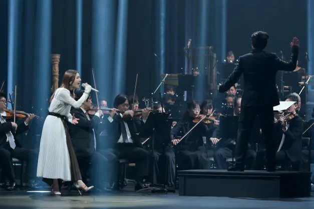 NHK交響楽団と「Fly High」を披露するmilet