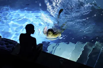 結ばれることのない2人、水中で秘密のキス…現代版ロミオとジュリエットと呼び声高い感動作が公開