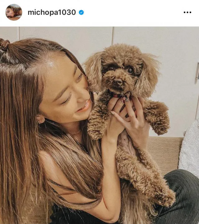 【写真を見る】“かわいすぎる！”愛犬と戯れる池田美優