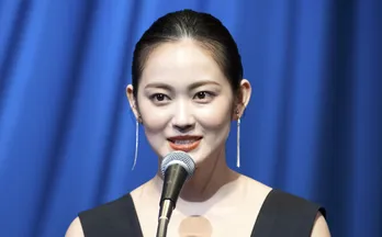 吉本実憂『全体をこんなに明るくするのは初めて』“ミルクティー色”ヘアに「びっくり(笑)」「めっちゃ似合ってるー!!!」の声