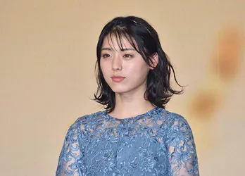 井手上漠、キュートな19歳バースデーSHOTにファン「19歳とは思えない美しさ」「石原さとみさんに似てる!」
