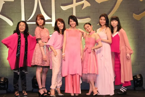 ピンクをベースにした衣装に身を包む剛力彩芽(中央)ら女囚セブンのメンバー